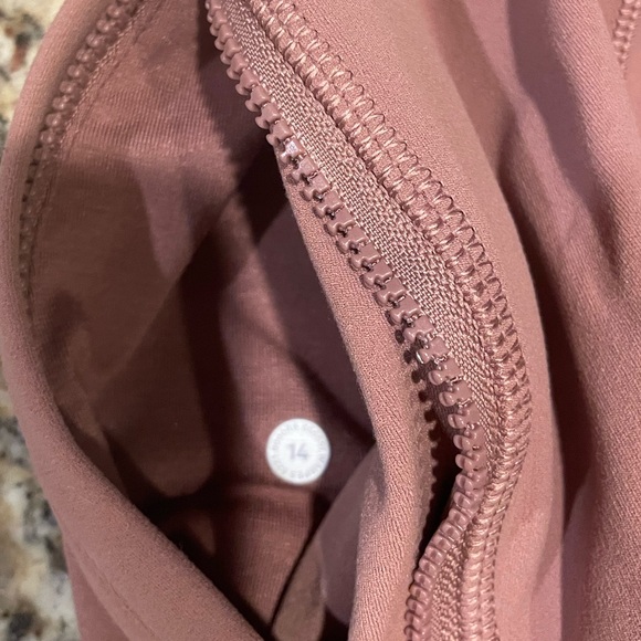 Lululemon Athletica Zip-Up Jacket in Dusty Pink - Picture 3 of 6